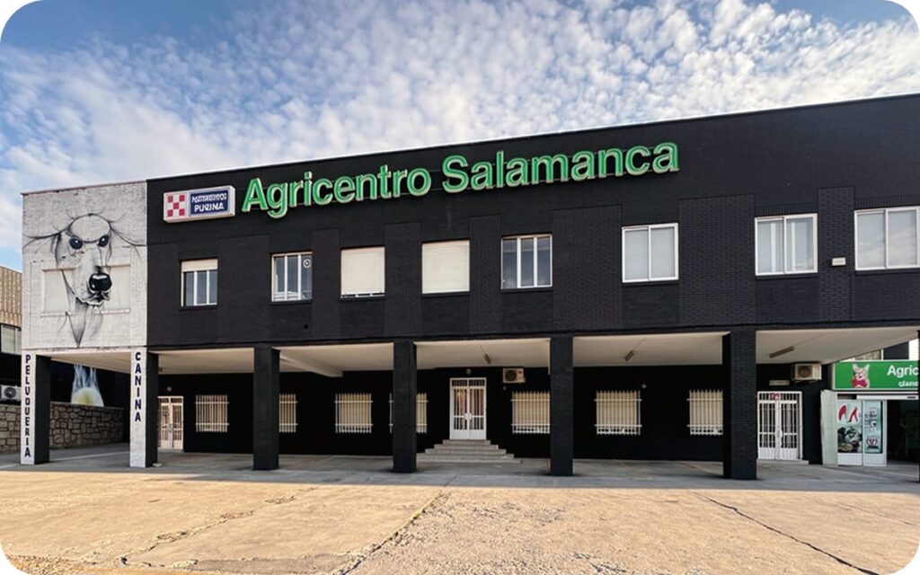 Fachada exterior de la tienda de mascotas y peluqueria canina Agricentro Salamanca