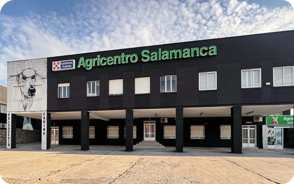 Fachada exterior de la tienda de mascotas y peluqueria canina Agricentro Salamanca